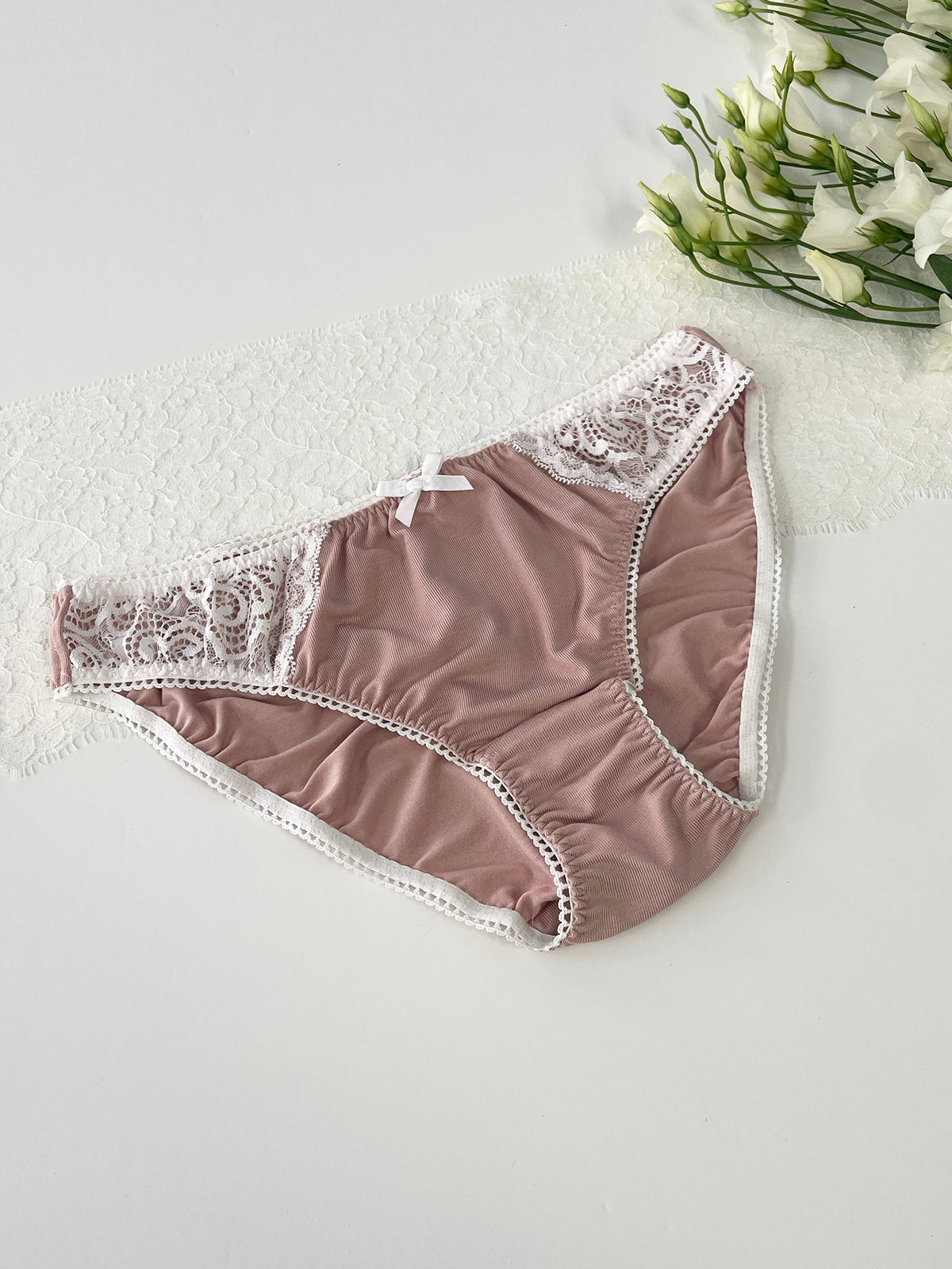 Classic cut knicker crafted from GOTS certified organic bamboo jersey with Oeko-Tex certified lace and a satin bow accent